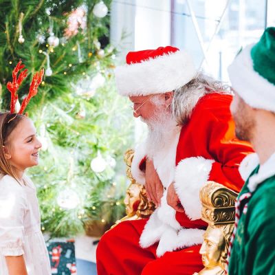 Real-Santa-Claus-talking-to-yound-girl
